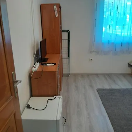 Lila Fuge Apartman *