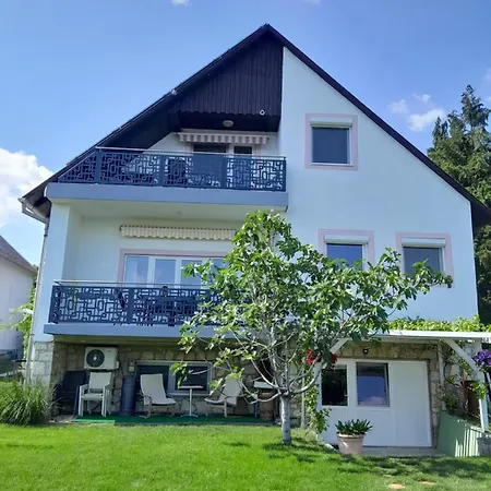Lila Fuge Apartman